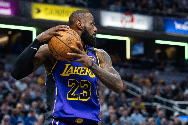 攻防封神！詹姆斯末节连砍 10 分 + 绝杀抢断，湖人险胜 76 人