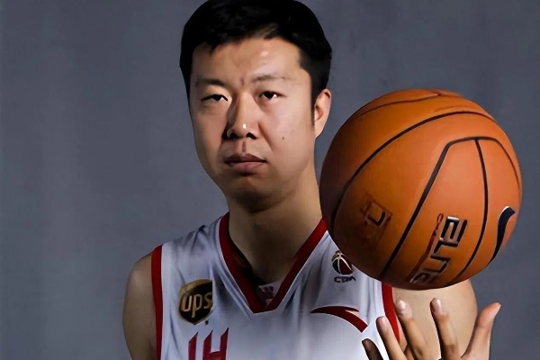  坚守筑荣光！王治郅入选2026国际篮联名人堂，书写中国篮球热血篇章